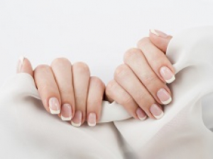 عکس نمونه لاک ناخن گلبه ای